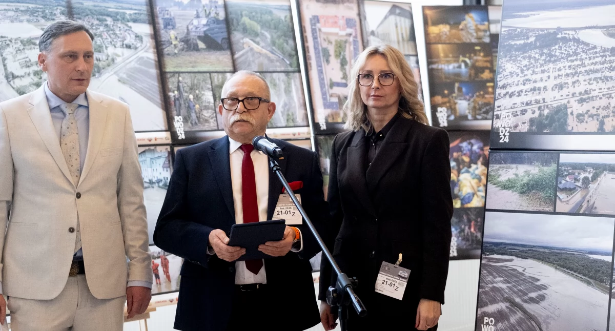 Wystawę w sejmie zorganizowali radni Nysy: Antoni Hasenbeck (w środku) i Joanna Kubiaczek (z prawej) foto: Piotr Tracz/Kancelaria Sejmu 