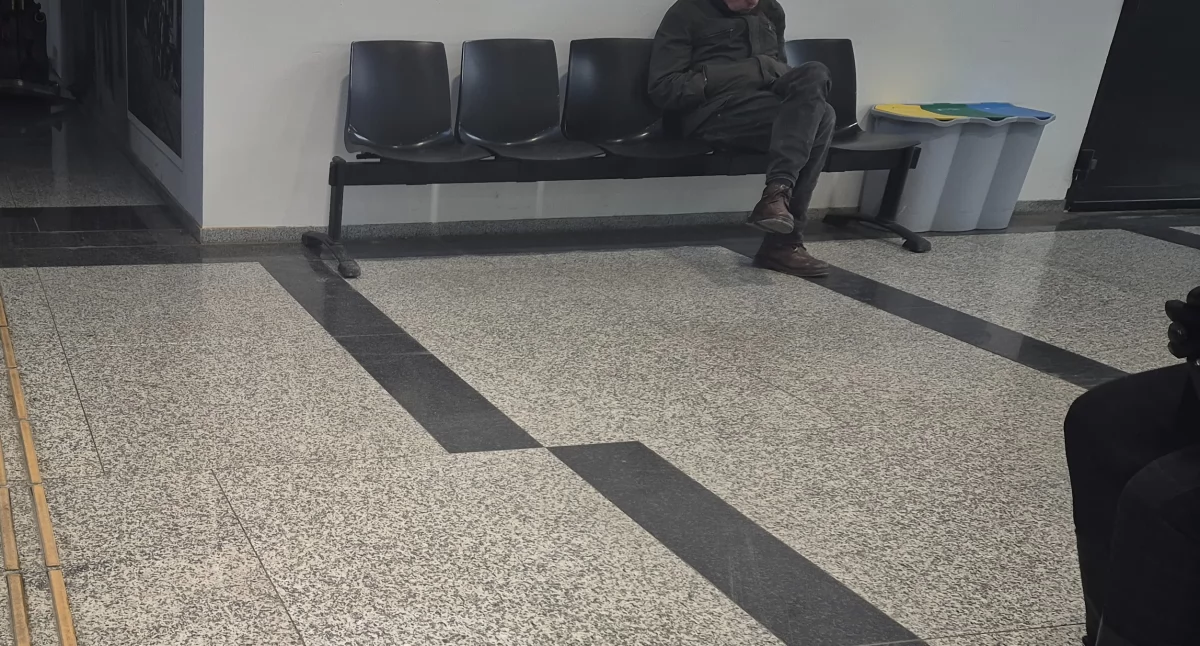 Kontrowersje, Bezdomni koczują centrum przesiadkowym - zdjęcie, fotografia