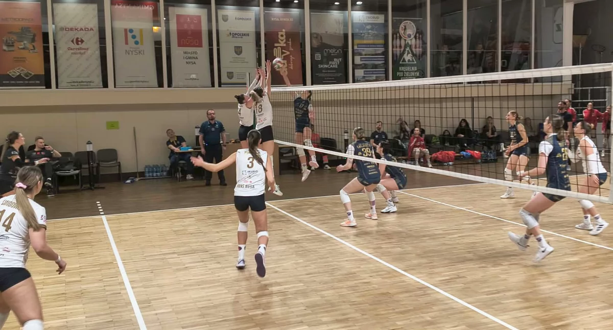 NTSK PANS Komunalnik Nysa - Karpaty PANS Krosno 3:0. Podwójny blok nyskiego zespołu w wykonaniu Oliwiii Laszczyk i Nikoli Witkowskiej