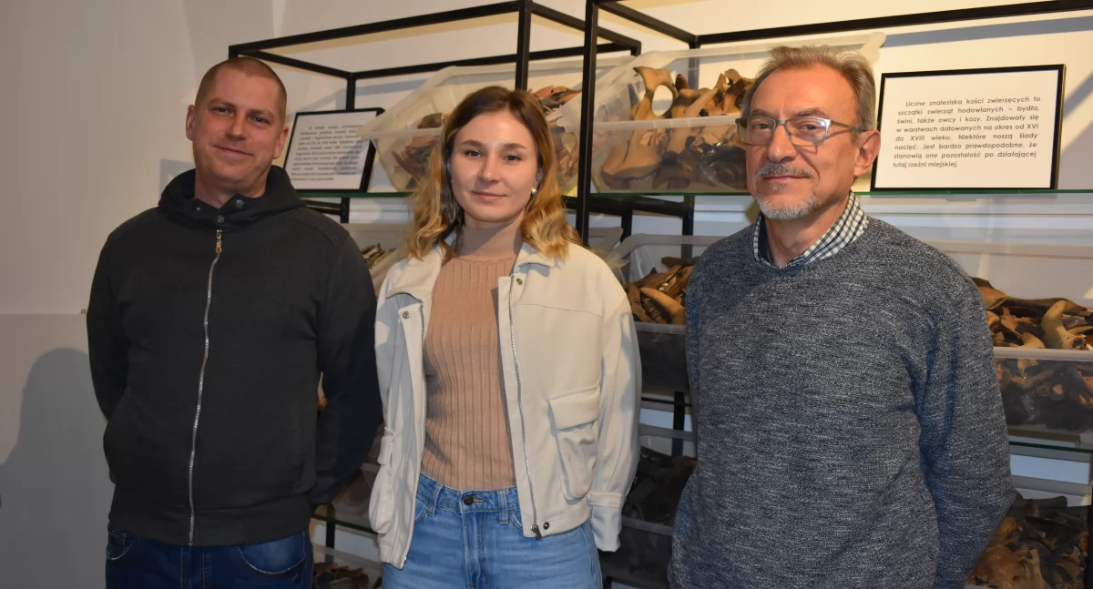 Karolina Gołuszko, Mariusz Krawczyk i Krzysztof Dobrzański przygotowując wystawę zapraszają na jej otwarcie