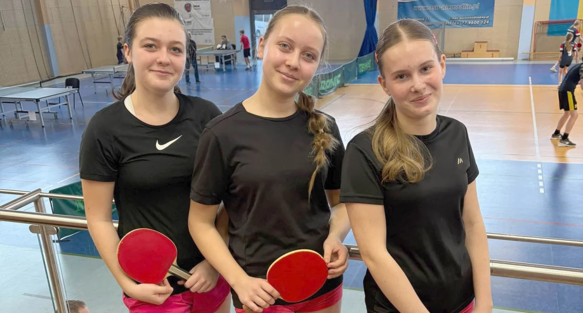 Reprezentantki SP nr 3 Nysa - Karina Puczkowska, Anna Chrobak i Malwina Brząkała