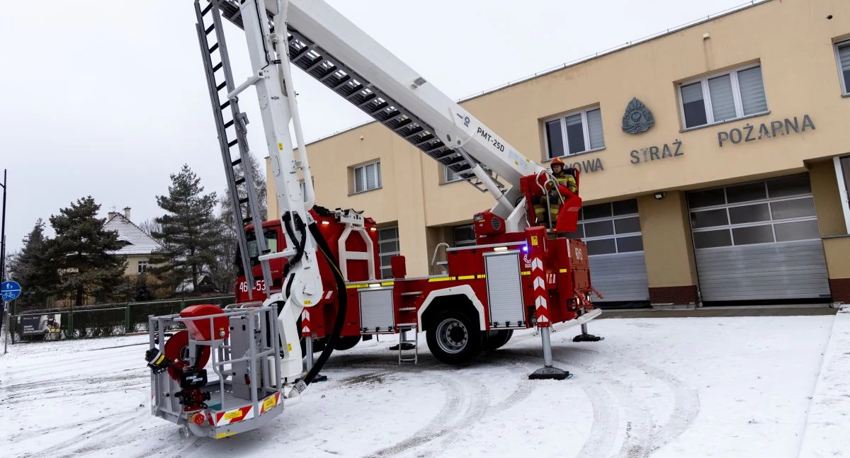 Straż Pożarna , podnośnik straży pożarnej w Głuchołazach - zdjęcie, fotografia