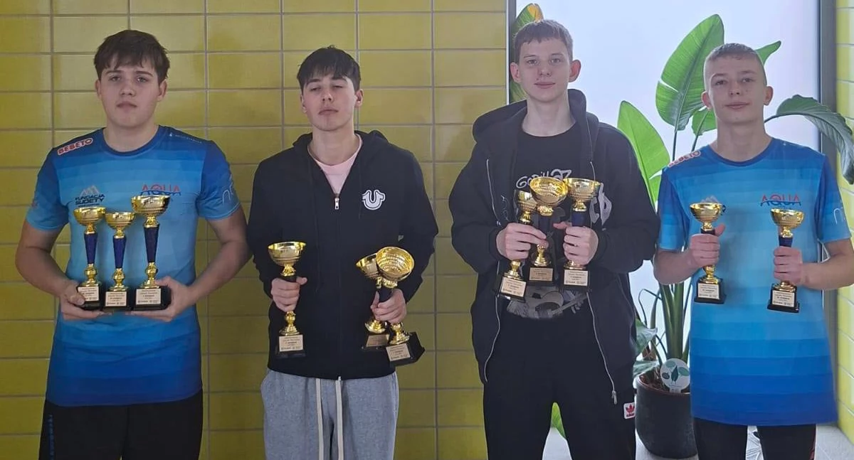 Nyscy pływacy z wywalczonymi pucharami