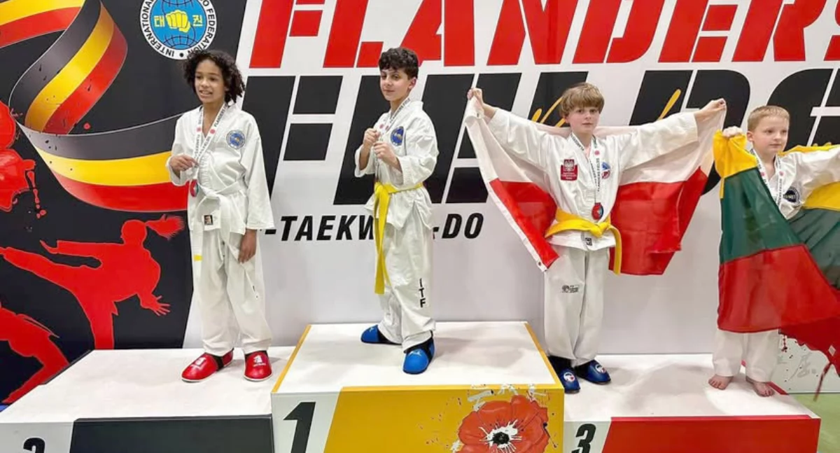 Oskar Staniszewski (trzeci z lewej) na medalowym podium