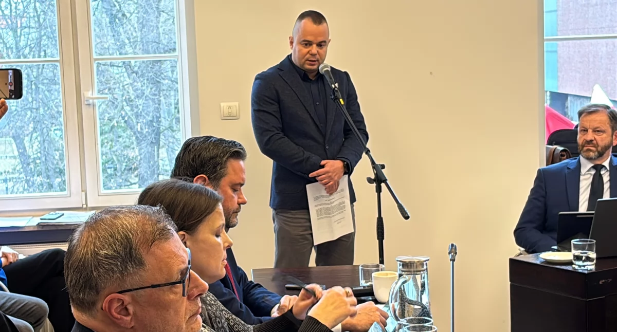 Kontrowersje, chodzi prąd tylko drogie stanowiska Komentarz Patryka Cichego Patrzy - zdjęcie, fotografia