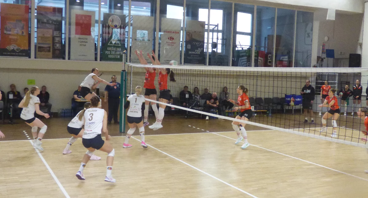 NTSK PANS Komunalnik Nysa - KS BAS Kombinat Budowlany Białystok 3:2.  Atakuje Maja Kaczmarczyk