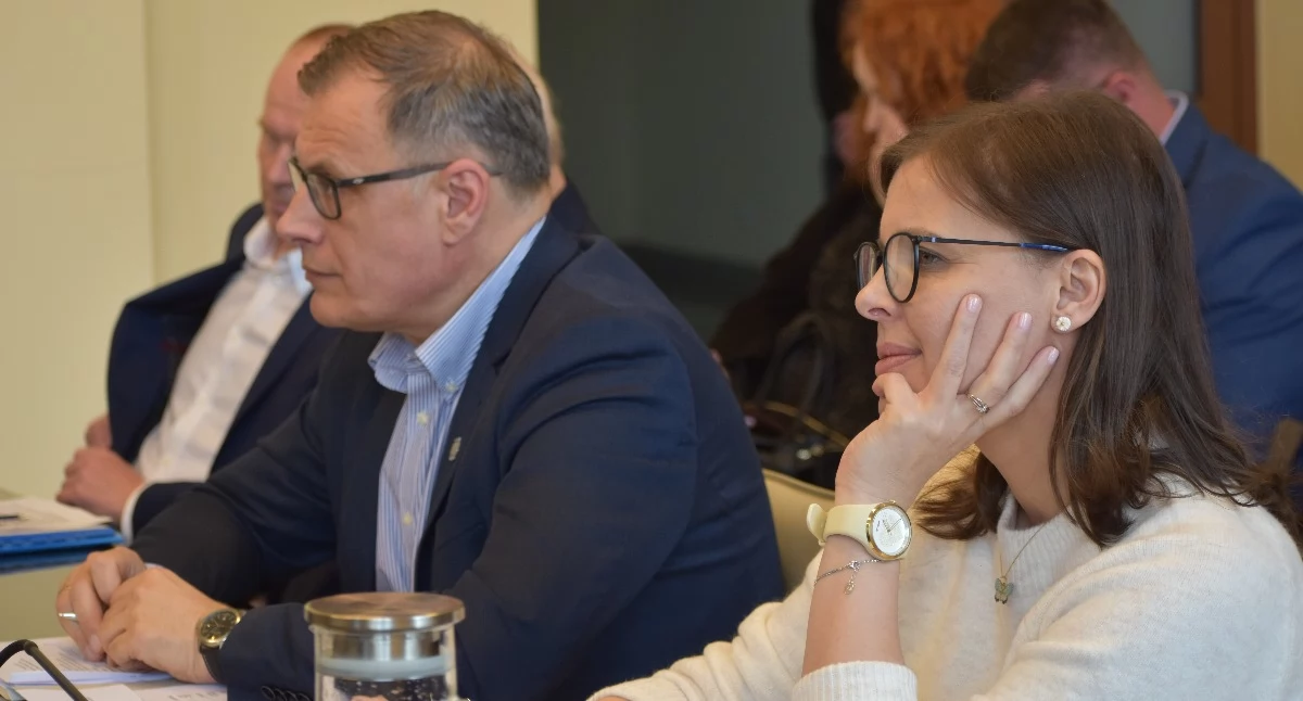 Kontrowersje, podwyżki urzędników Nysie - zdjęcie, fotografia