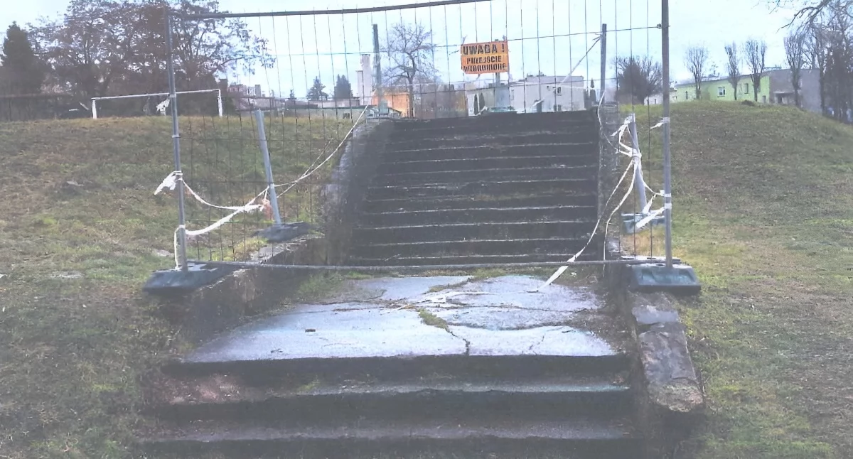 Interwencje, Bieżnia schody fatalnym stanie  - zdjęcie, fotografia