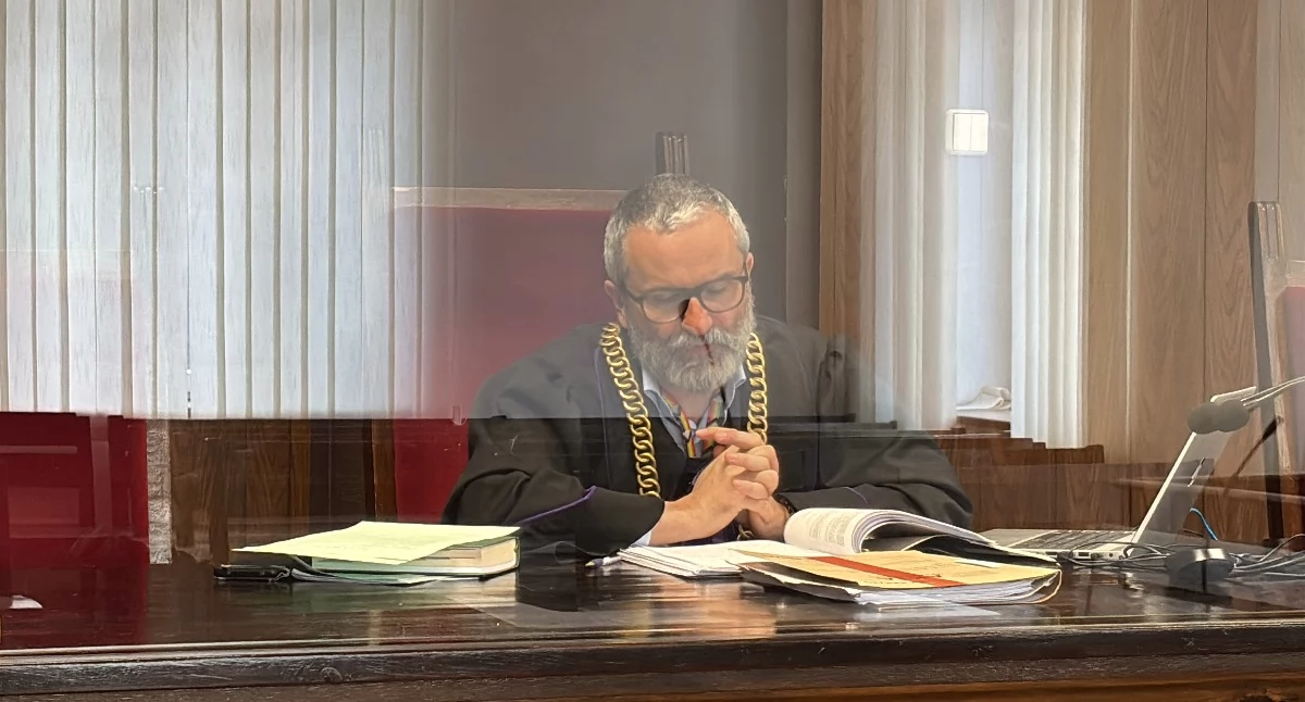 – Zawiadomienie dotyczyło informacji publicznej. Jeżeli jakaś strona odmawia jej udzielenia, podlega odpowiedzialności karnej. Prokurator powinien sprawdzić, czy w tej sprawie zachodzi przesłanka odmowy udzielenia informacji publicznej i czy doszło do popełnienia przestępstwa – uzasadniał sędzia Mariusz Ulman.