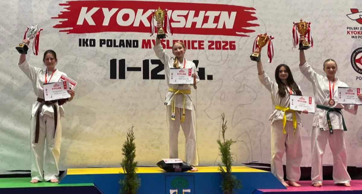 Aleksandra Rajkowska (z lewej) na medalowym podium