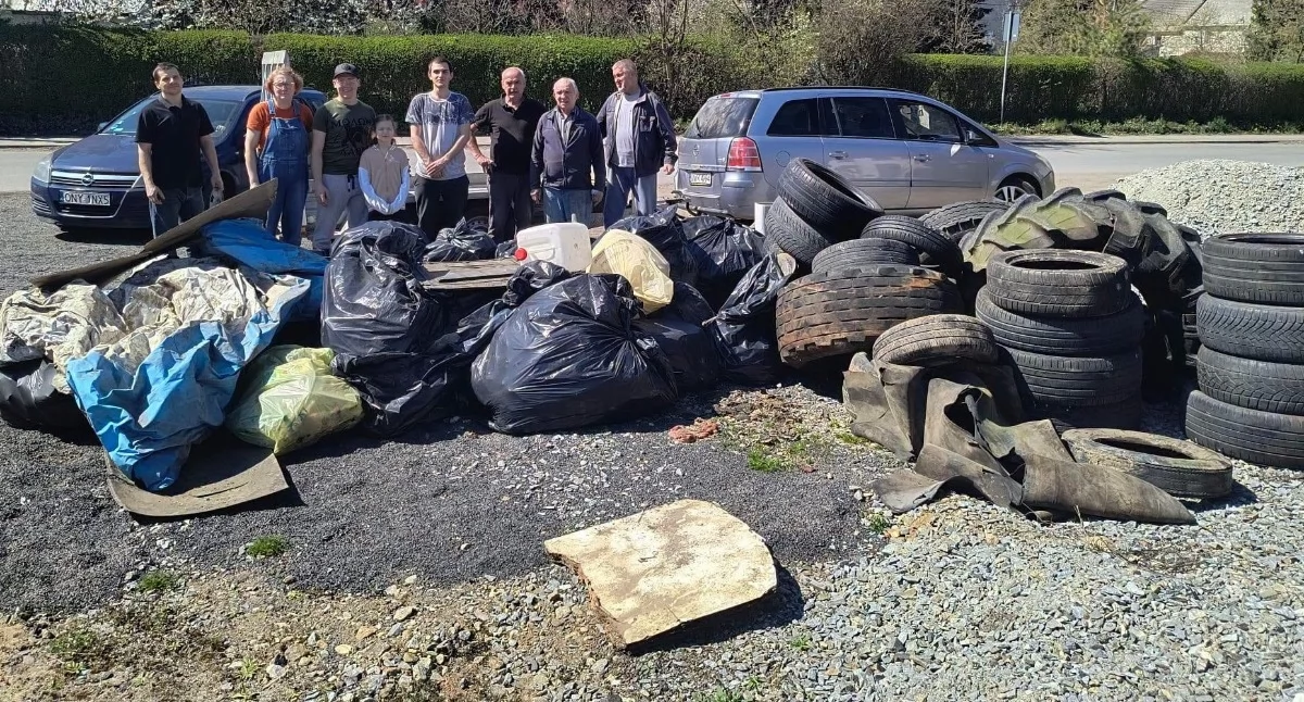 Uczestnicy akcji sprzątania wsi w Starym Lesie i efekt ich prac