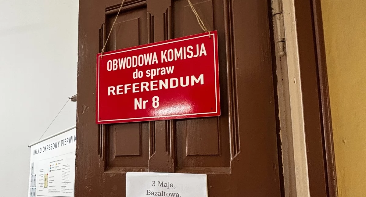 Samorząd, referendum Patrzy - zdjęcie, fotografia