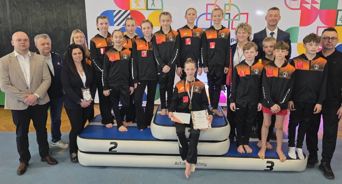 Reprezentanci NTG Nysa z dumnym dziadkiem - Stanisławem Arczyńskim (drugi z lewej), który tak dużo zrobił dla nyskiej gimnastyki sportowej