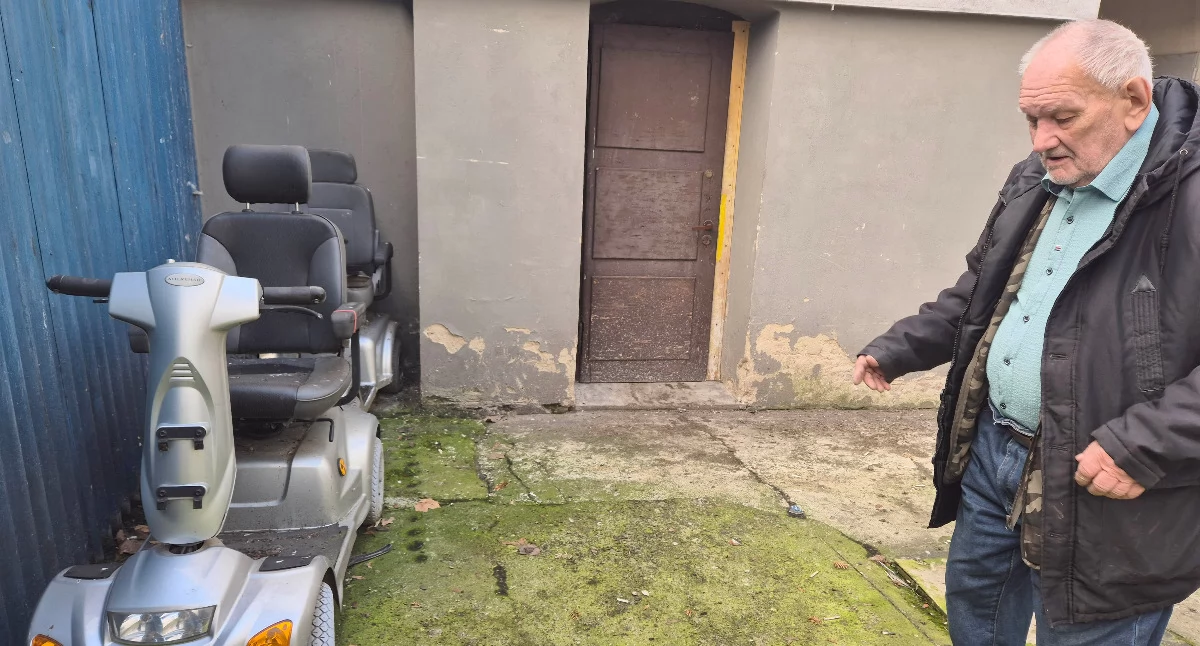 Elektryczne skutery – wózki pana Stanisława od powodzi stoją unieruchomione. 88-letniego niepełnosprawnego mężczyzny nie stać na ich naprawę