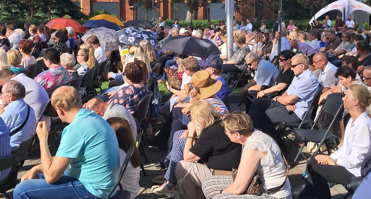 Kościół, Jarmark Świętej ”Od pszczół róż” - zdjęcie, fotografia