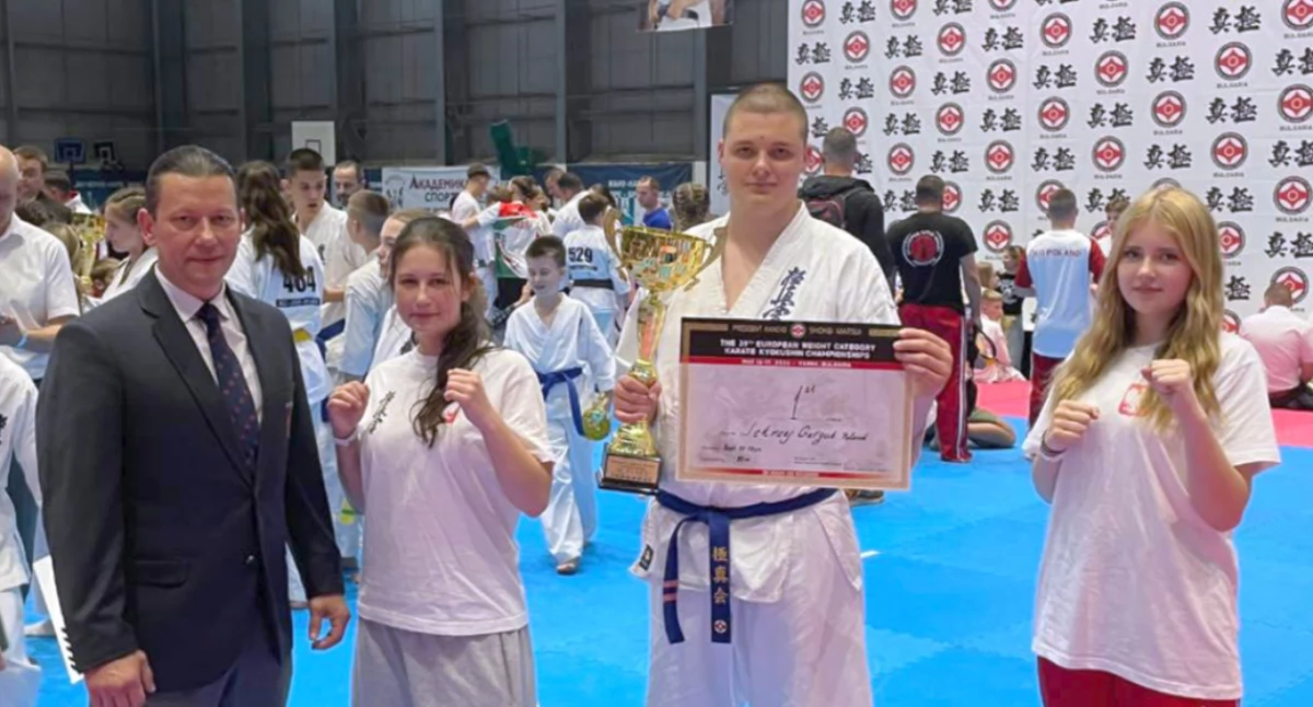 Reprezentanci Klubu Karate Kyokushin Tora. Od lewej: sensei Piotr Rajkowski, Aleksandra Rajkowska, Jędrzej Gełgut i Martyna Maj