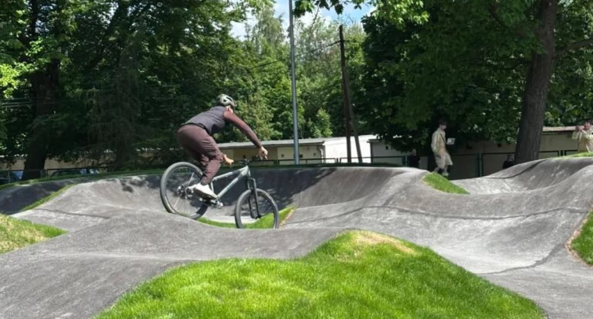 Kolarstwo, Pumptrack szkoły - zdjęcie, fotografia