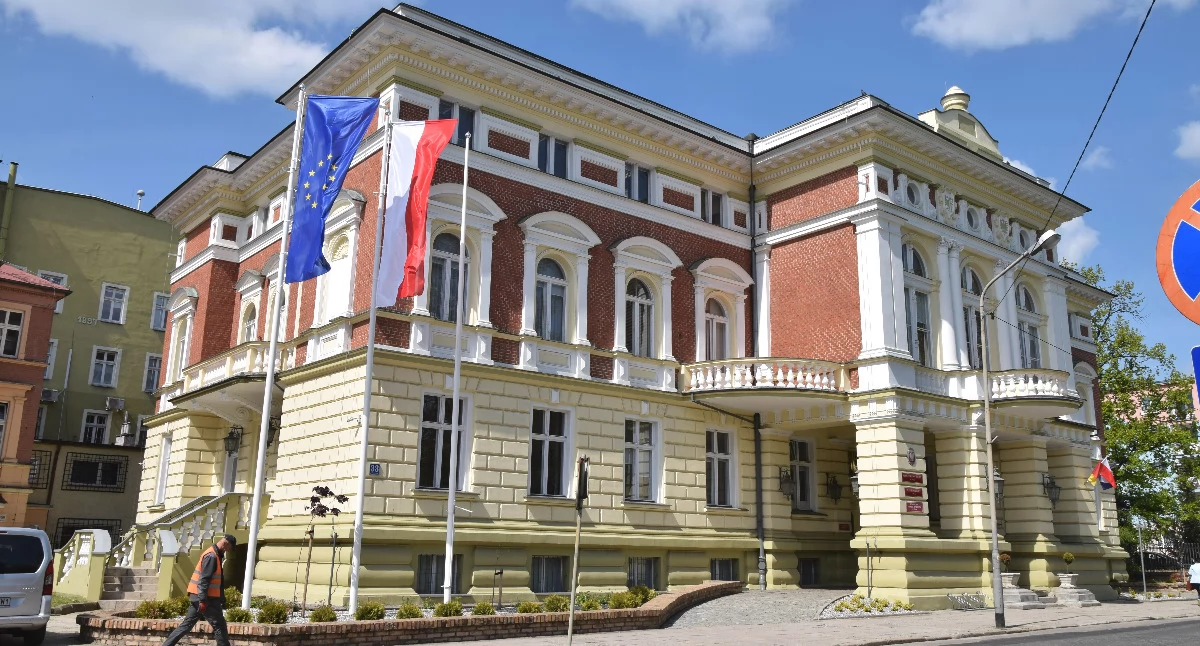 Sprawy społeczne, dalej punktu paszportowego - zdjęcie, fotografia