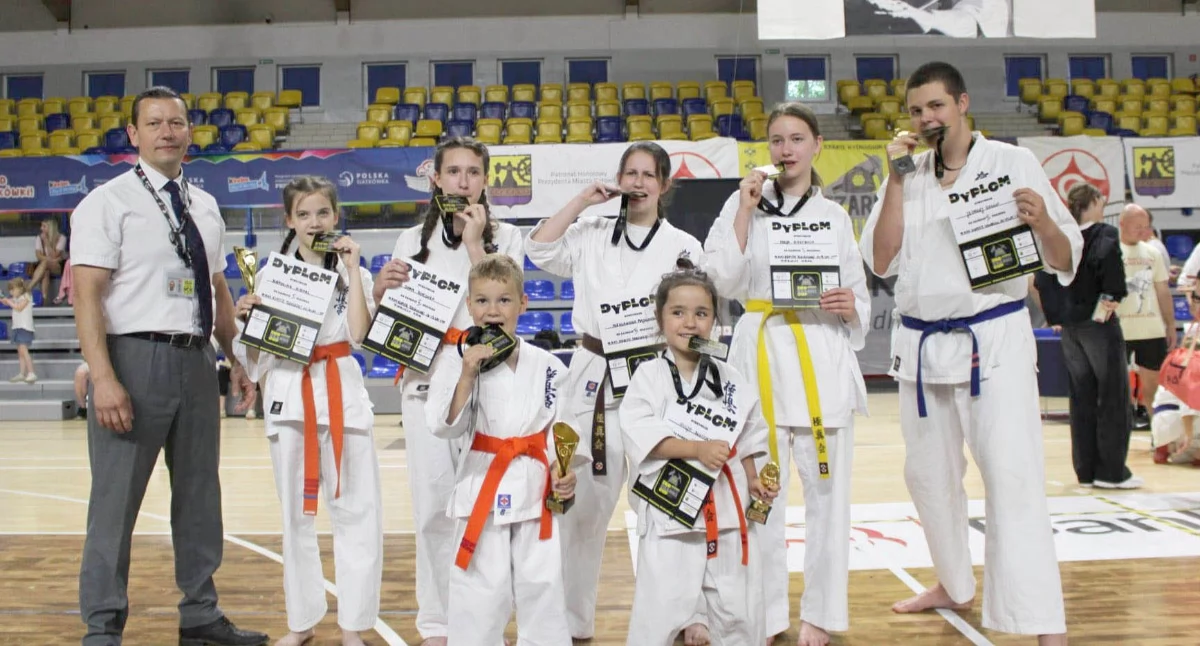 Medaliści z Klubu Karate Kyokushin Tora z trenerem Piotrem Rajkowskim 