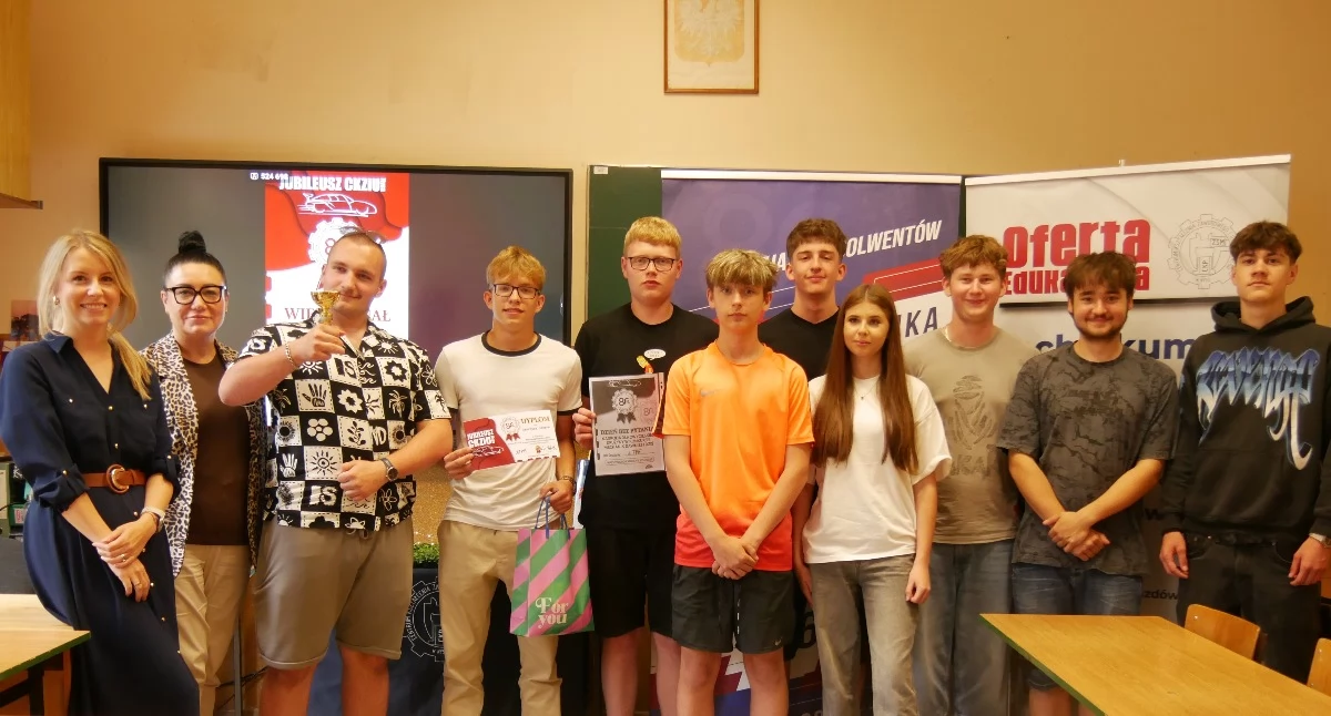 Ludzie, Mechanik dawniej dziś jeden elementów obchodów lecia szkoły - zdjęcie, fotografia