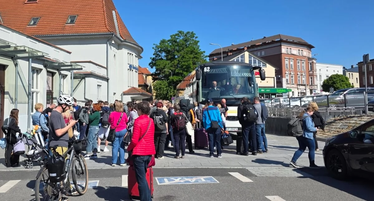 Kontrowersje, Kompromitacja torach pociąg skoro podstawia autobusy - zdjęcie, fotografia