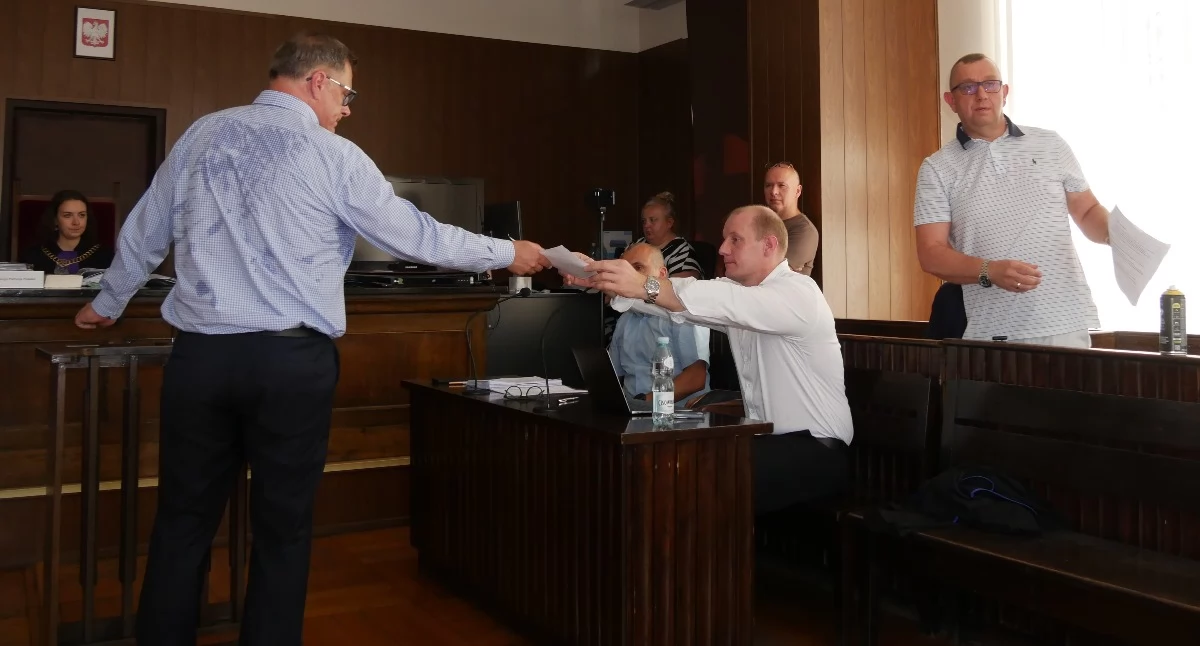 Sąd i prokuratura, Kreda ławie oskarżonych Polityczna zemsta referendum - zdjęcie, fotografia