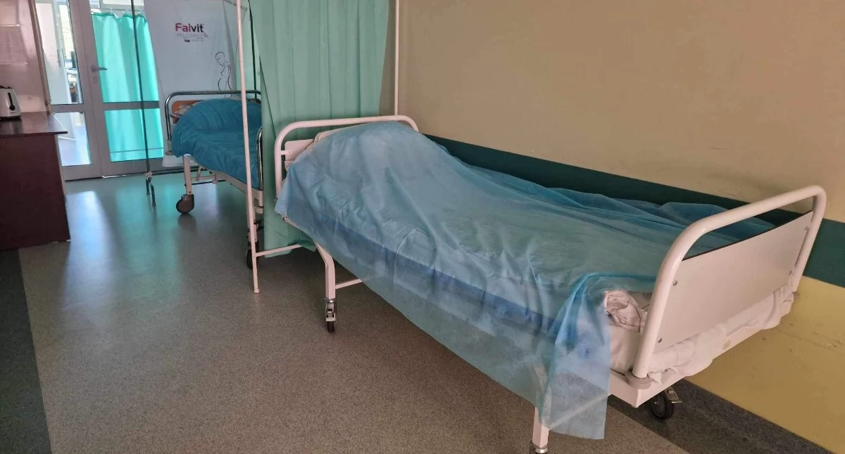 Opieka społeczna, Szpital Nysie Łóżka puste łóżka zajęte - zdjęcie, fotografia