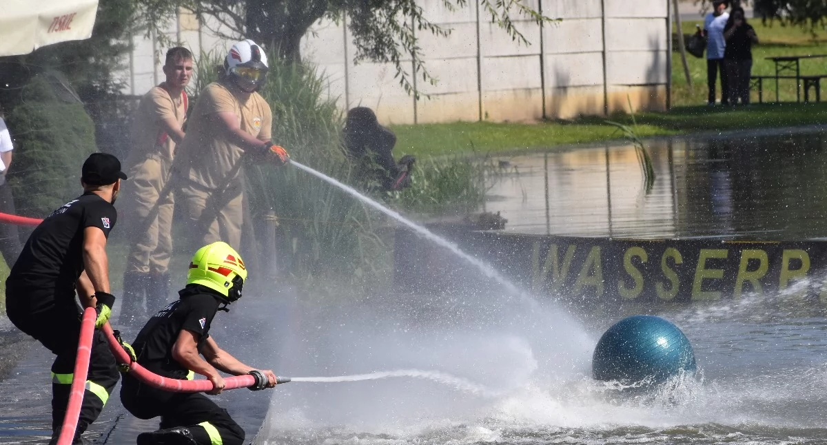Ludzie, Strażacy piłka emocje Wasserball Przechodzie - zdjęcie, fotografia