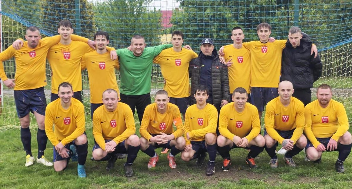LKS Biała Nyska. Stoją od lewej: Łukasz Łaciak, Bartosz Sobczak, Fabian Jarek, Michał Daniel, Bartosz Piętoń, Rafał Turek, Krzysztof Stankiewicz, Kacper Podgórny, Sebastian Byrtek; w dolnym rzędzie od lewej: Krzysztof Klimczak, Damian Latawiec, Kacper Furca, Wiktor Galla, Paweł Klepacz, Szymon Mazurkiewicz i Krystian Barteczko