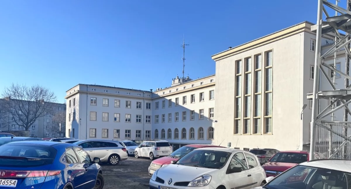 Kontrowersje, Parking urzędników miliony - zdjęcie, fotografia