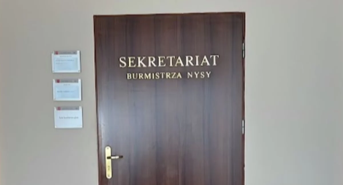 Kontrowersje, drzwi urzędzie zabrakło - zdjęcie, fotografia