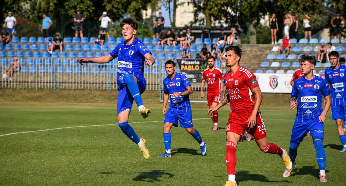 Stilon Gorzów Wielkopolski - Polonia Nysa 1:1. Tym razem piłka nie dotarła do grającego z numerem 22 Michała Rutkowskiego (Polonia Nysa)