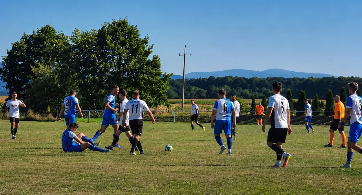 Kastor Jasienica Górna - LZS Buków 6:0. Faulowany zawodnik Kastora Jasienica Górna
