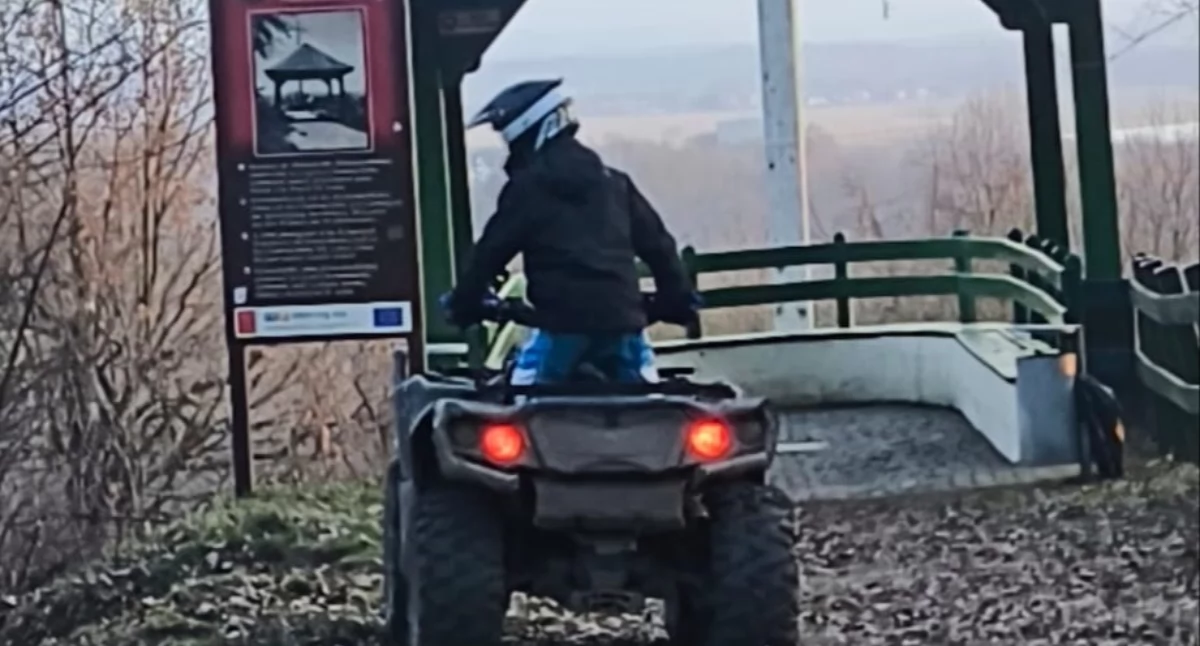 Sprawy społeczne, Quady motocykle niszczą parki - zdjęcie, fotografia
