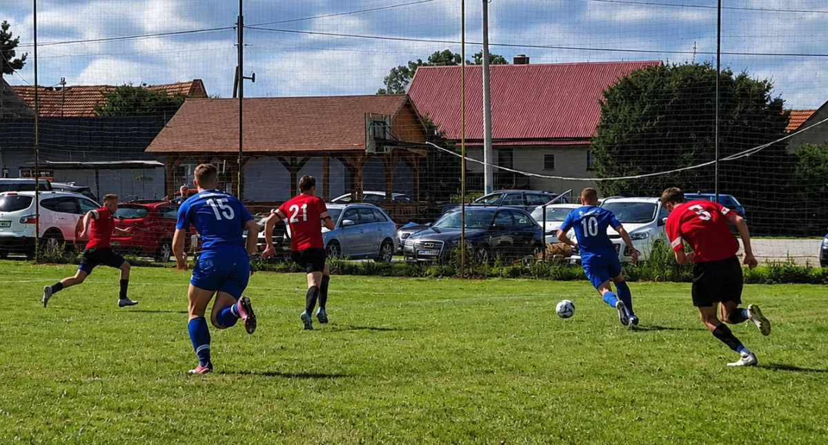 Kastor Jasienica Górna - LZS Ścinawa Nyska Korfantów 3:1. Przy piłce Przemysław Tęczar (numer 10)