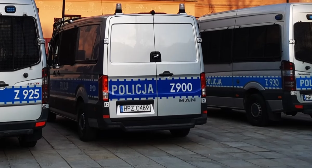 Kontrowersje, Policjant promilami Dyżurny komisariatu pijany - zdjęcie, fotografia