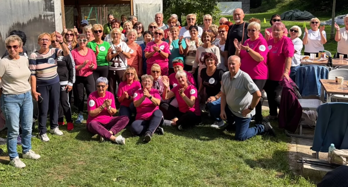 Ludzie, seniorów trasie Sportowe zakończenie projektu „Aktywny Senior 2026” - zdjęcie, fotografia