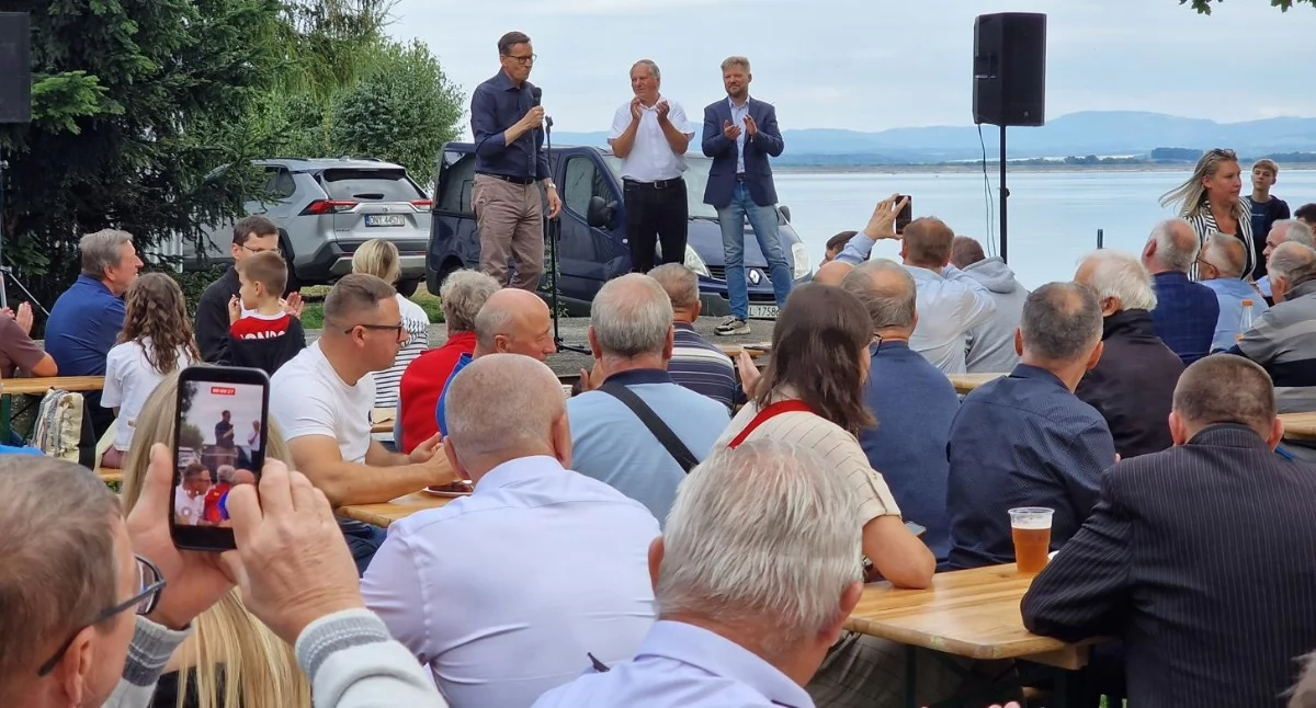 Ludzie, „Grill” Morawieckim nad jeziorem otmuchowskim - zdjęcie, fotografia