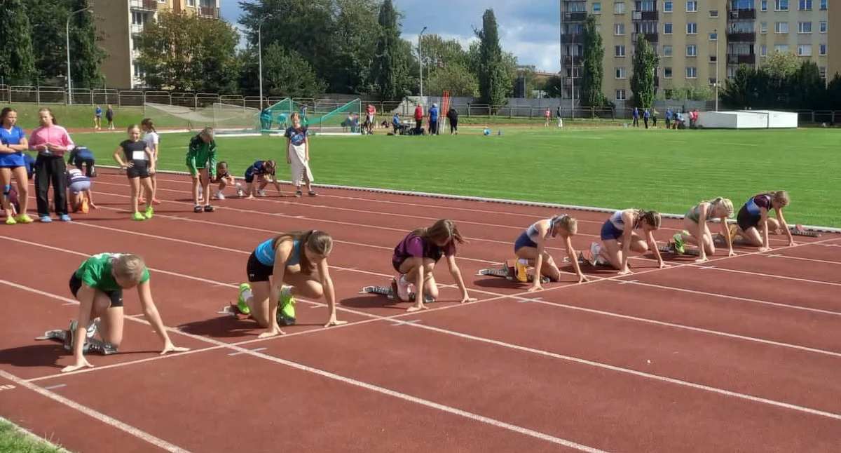 Na starcie biegu sprinterskiego na dystansie 60 metrów - Lena Górczana (z prawej)