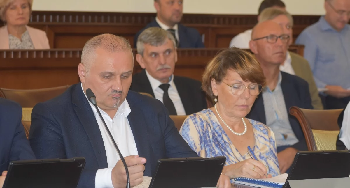 Samorząd, Powiat zaciąga kredyt - zdjęcie, fotografia