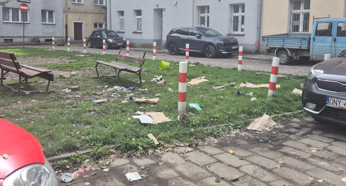Sprawy społeczne, Remonty podwórek ściema burmistrza - zdjęcie, fotografia
