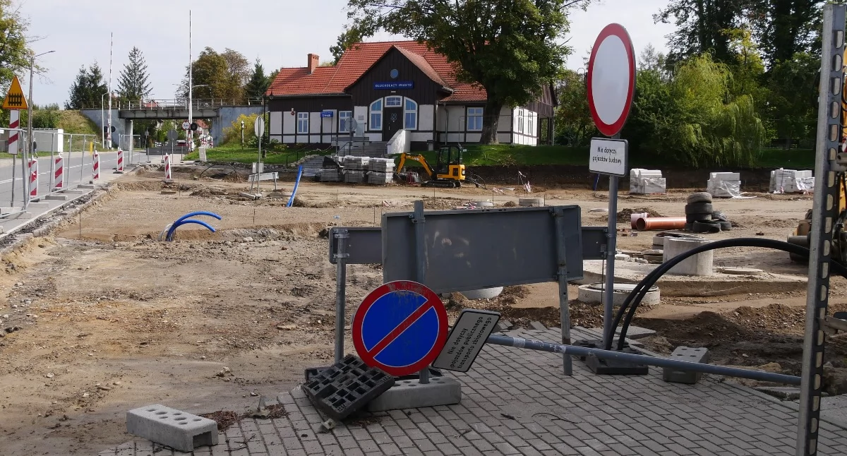 Samorząd, przed dworcem rozkopany - zdjęcie, fotografia