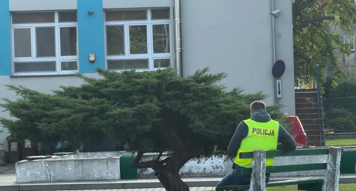 Komunikaty policji, Uczeń przyniósł nóż szkoły Otmuchowie - zdjęcie, fotografia
