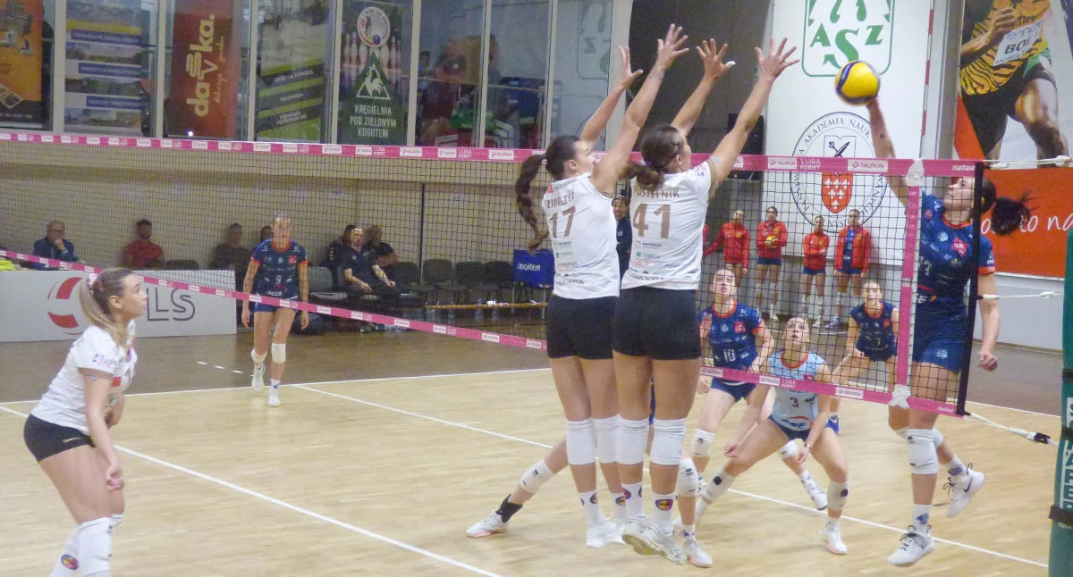 NTSK PANS Komunalnik Nysa - PGE LTS Legionovia Legionowo 3:0. Monster blok w wykonaniu Joanny Szmelter (numer 17) i Natalii Pustelnik  (numer 41).