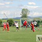 LZS Dziewiętlice - LZS Kałków 4:4. Pod bramką drużyny przyjezdnej.