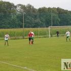 Atom Grądy Malerzowice Małe - UKS Karnków 3:1. Rzut z autu wykonuje drużyna UKS Karnków