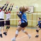 NTSK Nysa - PV Volley Krapkowice 3:0. Amelia Mandziuk przebija się przez podwójny blok...