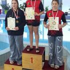 Maja Kułak (w środku) wygrała styl dowolny, a Hanna Artwik (pierwsza z lewej)...