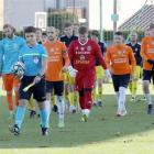 LZS Domaszkowice - MKS Gogolin 0:0. Sędziowie wyprowadzają drużyny LZS Domaszkowice i...