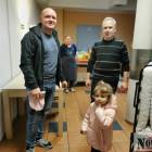 Ks. Przemysław Seń, proboszcz parafii w Głębinowie przyjmuje sprzęt przywieziony przez...